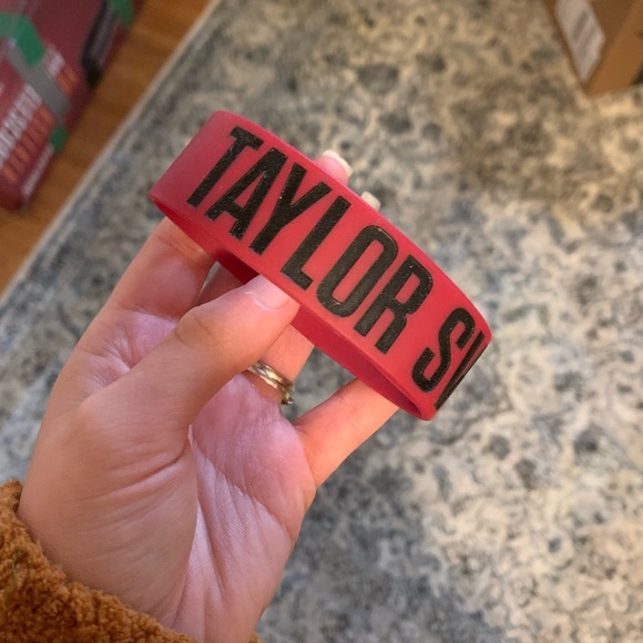 OFFICIAL Taylor Swift Red Tour Bracelet - Picture 2 of 3